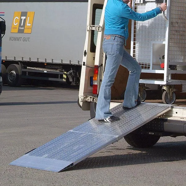 Rampe repliable en aluminium (L=2045mm / l=800mm) équipement pour utilitaire