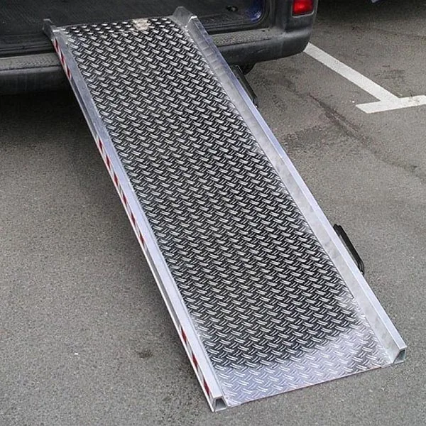Rampe d'accès amovible repliable en alu damier (L=2480mm x l=640mm) équipement pour utilitaire