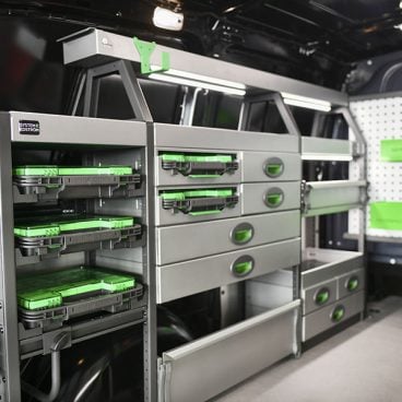 Système de rayonnage en métal pour le rangement de matériel et outillage dans un véhicule utilitaire