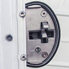 Serrure anti-vol, avec un cylindre protégé par un système « defender » anti-perceuse et sa calotte anti-carottage.