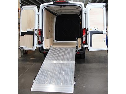 Rampe fixe pour utilitaire déployée, idéale pour le chargement de matériel lourd, transpalette ou équipements professionnels.