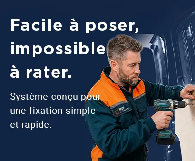 personne entrain de fixer un kit de protection dans son véhicule utilitaire