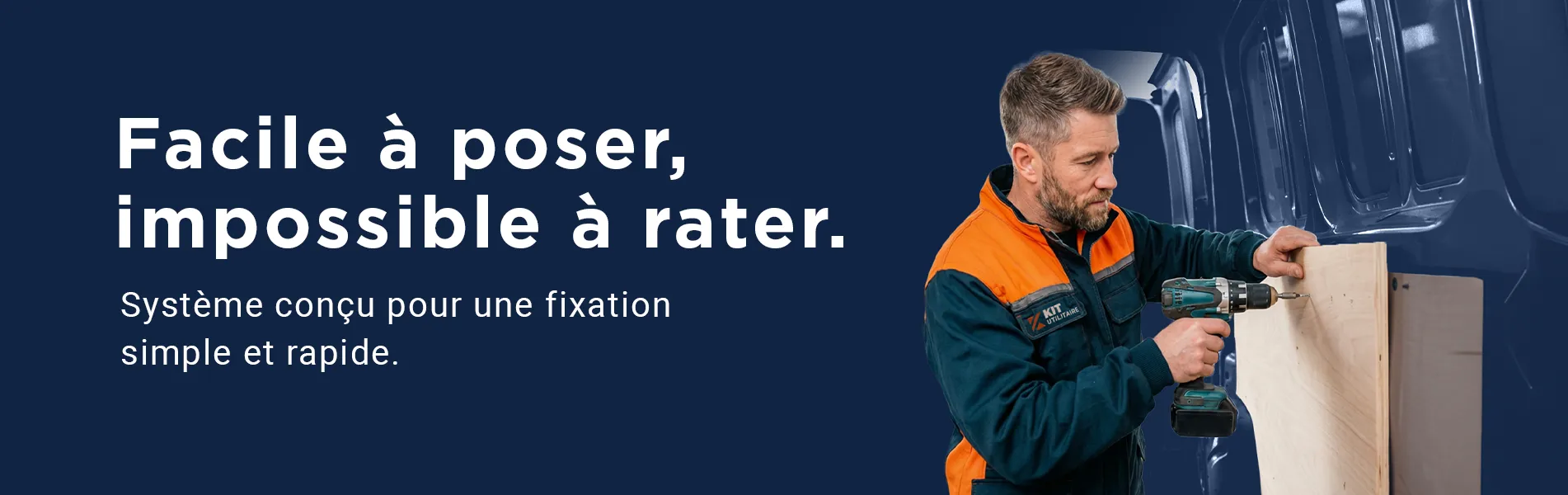 personne entrain de fixer un kit de protection dans son véhicule utilitaire