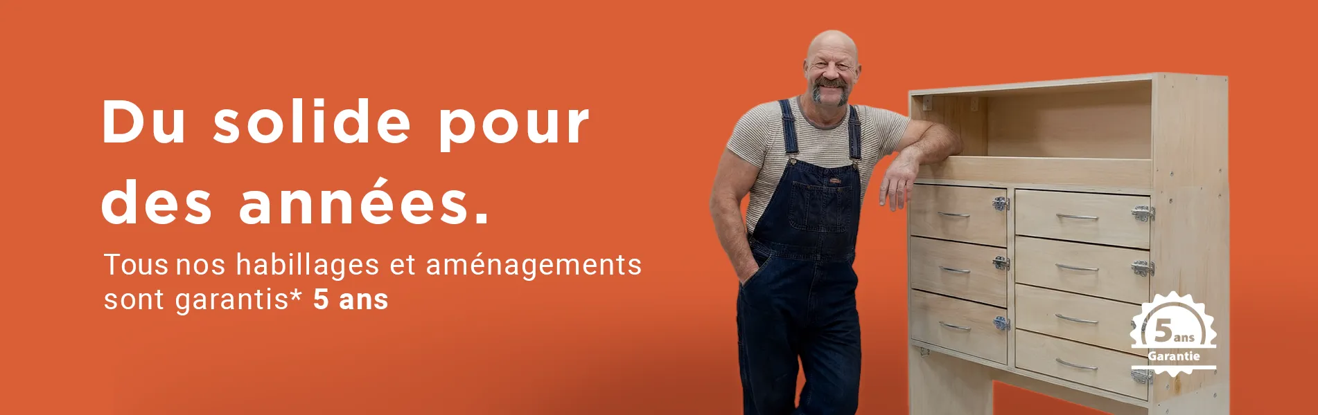 Artisan appuyé sur un module d'aménagement en bois avec tiroirs pour véhicule utilitaire