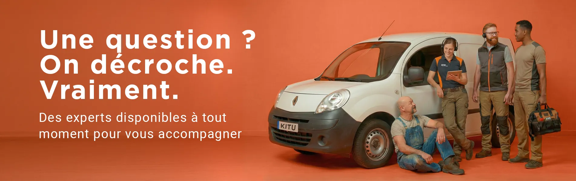 Experts en aménagement devant un VUL