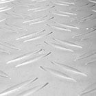 zoom sur le matériau de la protection de seuil striée en alu