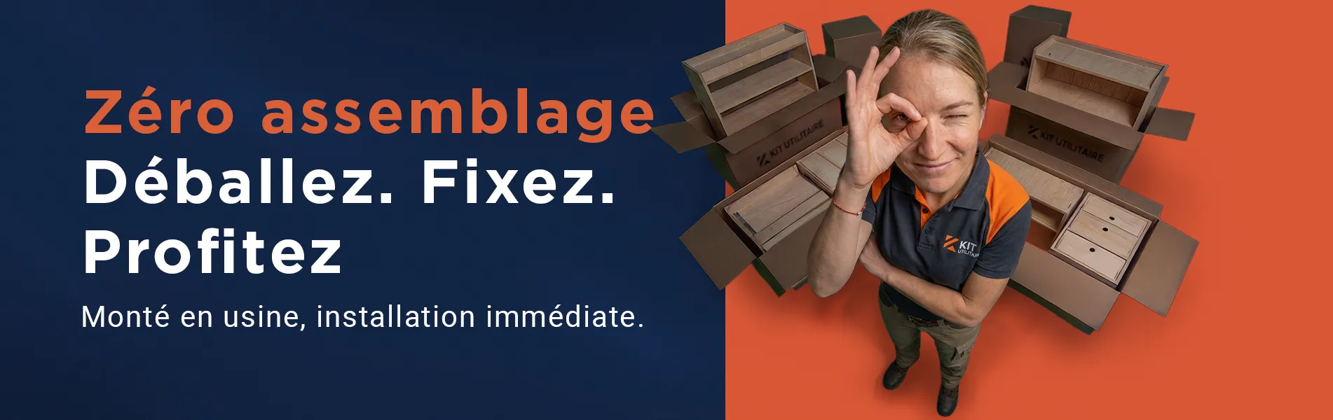 Professionnelle souriante devant ses colis de meubles d'aménagement déjà assemblés