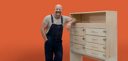 artisan serein avec aménagement bois pour utilitaire